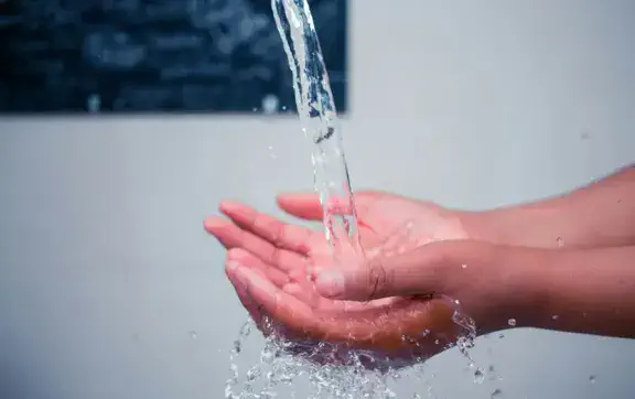 Требования к питьевой воде в детских лагерях: украинцам напомнили о нормах Санитарного регламента