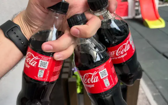 Купив колу — виграв обід: нова акція від Coca-Cola повертає вайб 2000-х