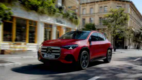 Новый Mercedes-Benz GLA стал технологичнее: электромоторы, ИИ и быстрая зарядка