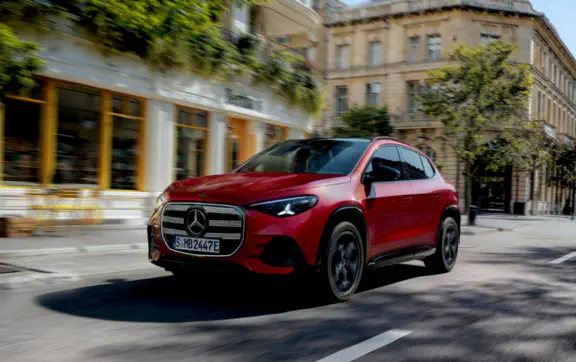 Новый Mercedes-Benz GLA стал технологичнее: электромоторы, ИИ и быстрая зарядка