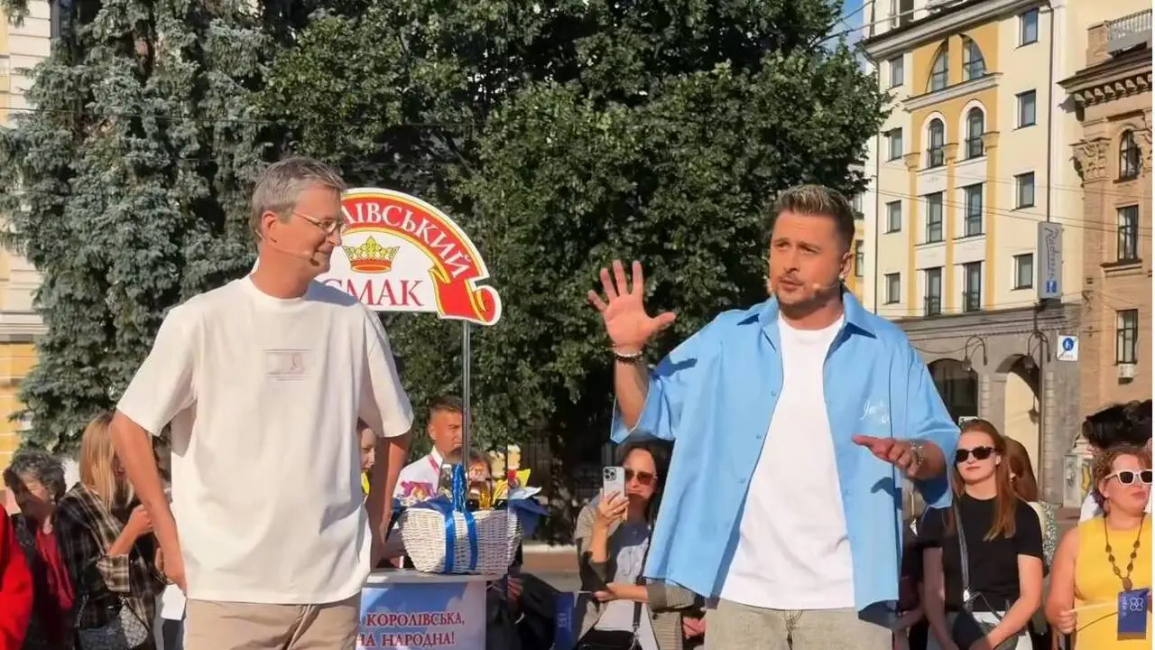 Брак фарби чи вплив мами? Кондратюк пожартував над новою зачіскою ведучого "Караоке"