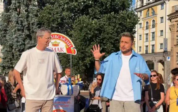 Брак фарби чи вплив мами? Кондратюк пожартував над новою зачіскою ведучого "Караоке"