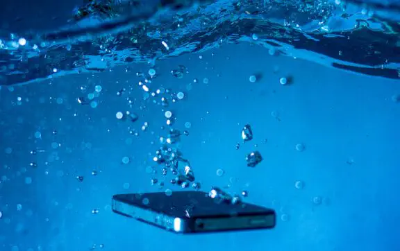 Захрипів динамік після води: як безпечно прочистити його за допомогою звуку