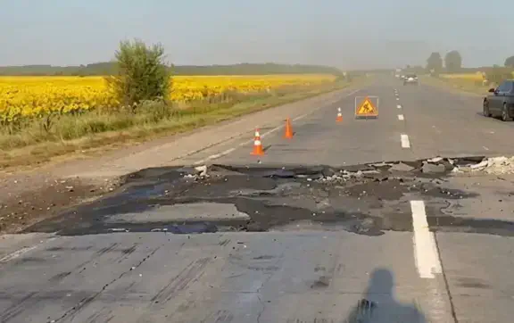 Аномальна спека: через перегрів "плавиться" асфальт, а "Укренерго" закликає заощаджувати світло