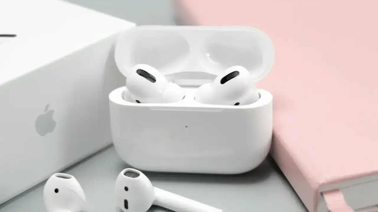 Камеры в AirPods и интеграция с ИИ: Apple готовит премьеру революционных наушников уже в этом году