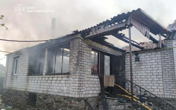 На горе Петрос молния попала в часовню с туристами, а в Житомирской области подожгла дом