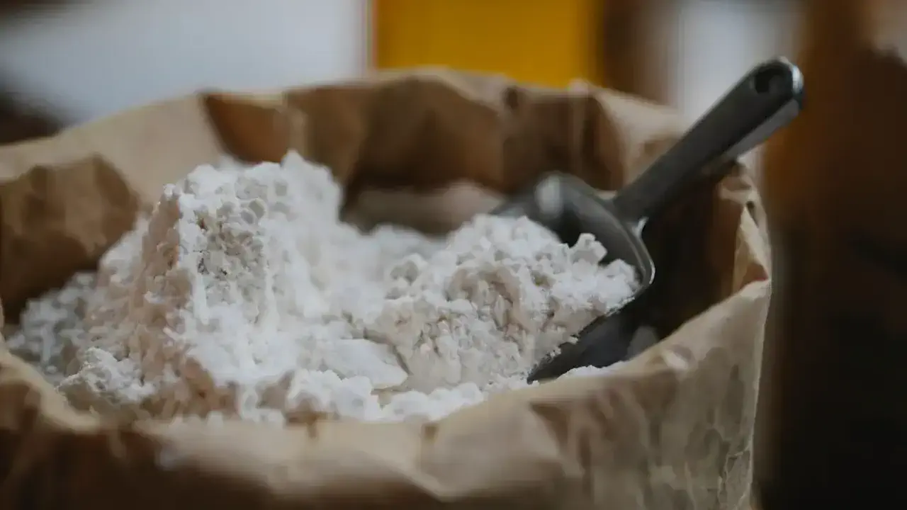 Кукурузный крахмал вместо химии: как дешевый кухонный продукт спасает сад и ковры