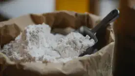 Кукурудзяний крохмаль замість хімії: як дешевий кухонний продукт рятує сад та килими