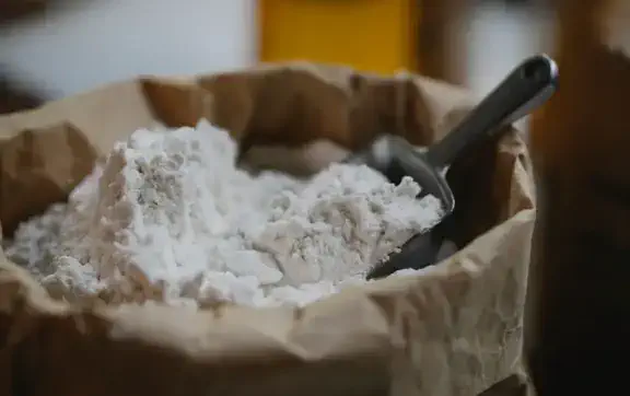 Кукурузный крахмал вместо химии: как дешевый кухонный продукт спасает сад и ковры