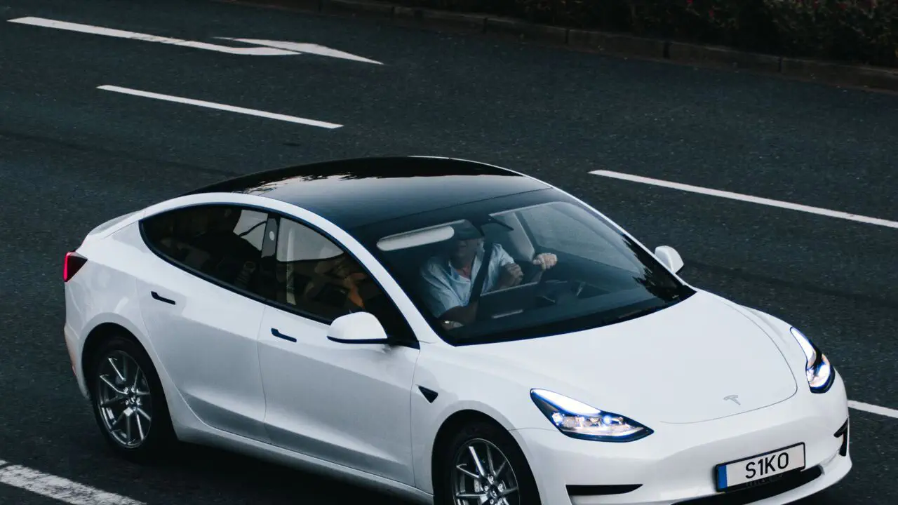 Tesla отзывает 20 тысяч автомобилей: какие модели попали под отзыв