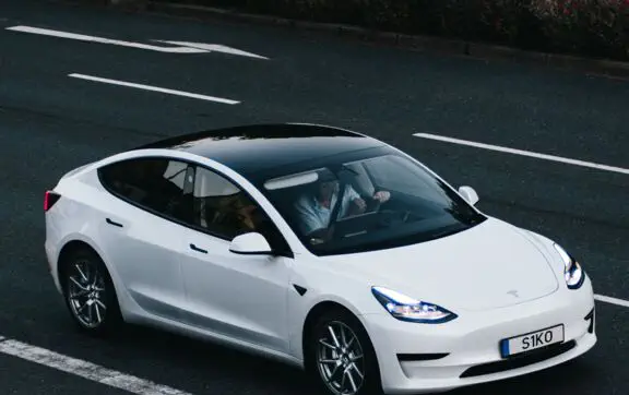 Tesla відкликає 20 тисяч машин: які моделі потрапили під відкликання
