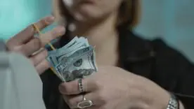 Зачем люди заворачивают бумажные деньги в фольгу