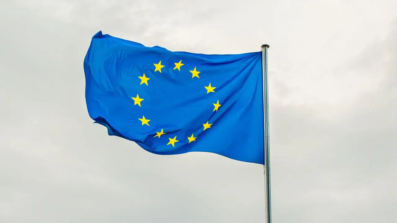 Без паніки та фейків: чи справді кожній українці в ЄС доведеться показувати електронний кабінет