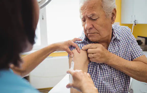В Германии повысили возрастной порог для регулярной вакцинации от COVID до 75 лет