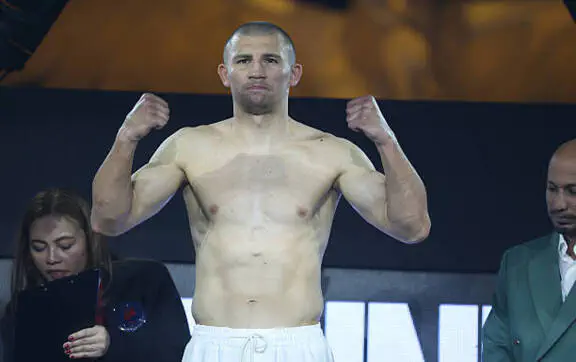 Хижняк одержал третью победу в профи и завоевал титул WBA Gold