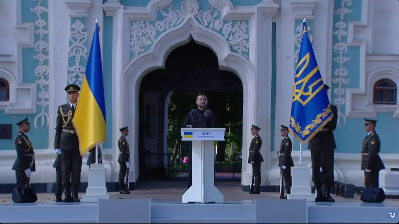Президент Україні вручив почесні звання Огнєвіч та Тополі на Софійській площі