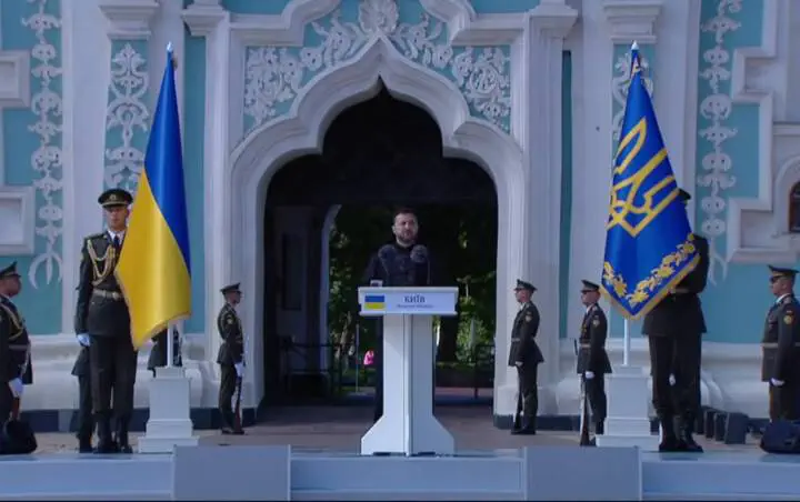 Президент Україні вручив почесні звання Огнєвіч та Тополі на Софійській площі