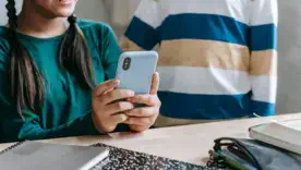 Новий навчальний рік у Франції стартує без смартфонів: уряд запроваджує суворі обмеження