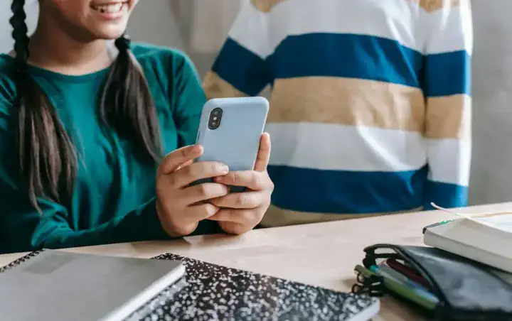 Новий навчальний рік у Франції стартує без смартфонів: уряд запроваджує суворі обмеження