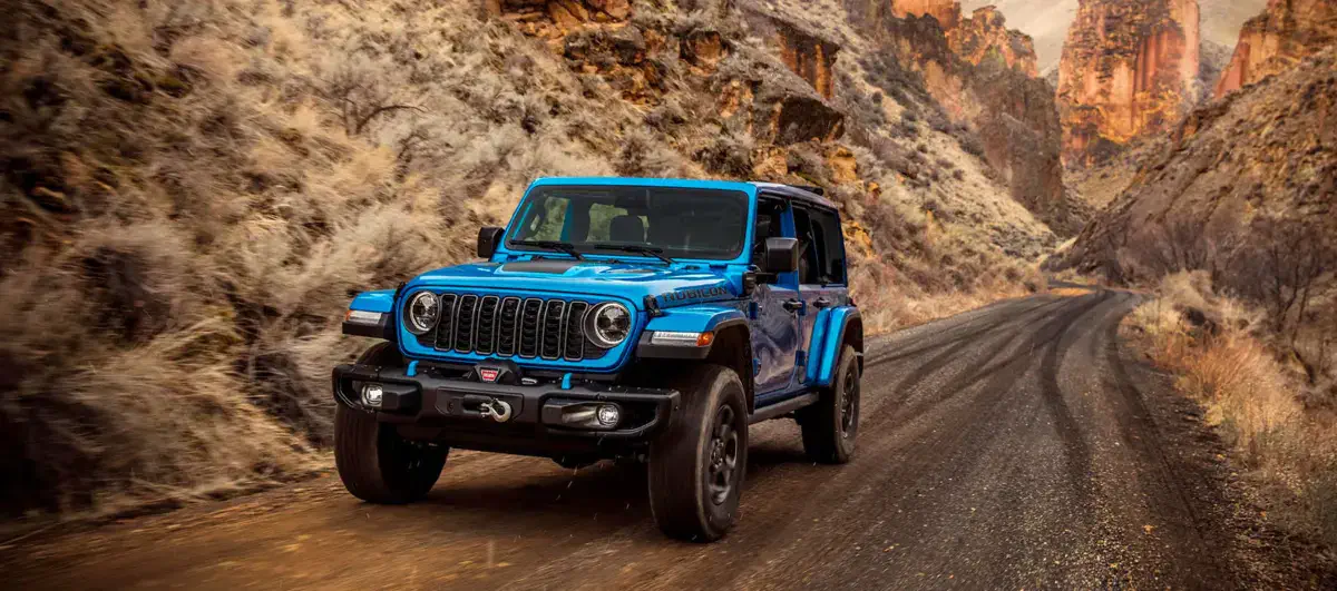 https://jeep.ua/media/catalog/category/range/2024-wrangler/2025-june-wrangler-overview-hero-desktop.jpg