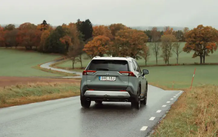 Toyota RAV4 проти Mazda CX-5, Nissan X-Trail та Honda CR-V: порівняння гібридних кросоверів