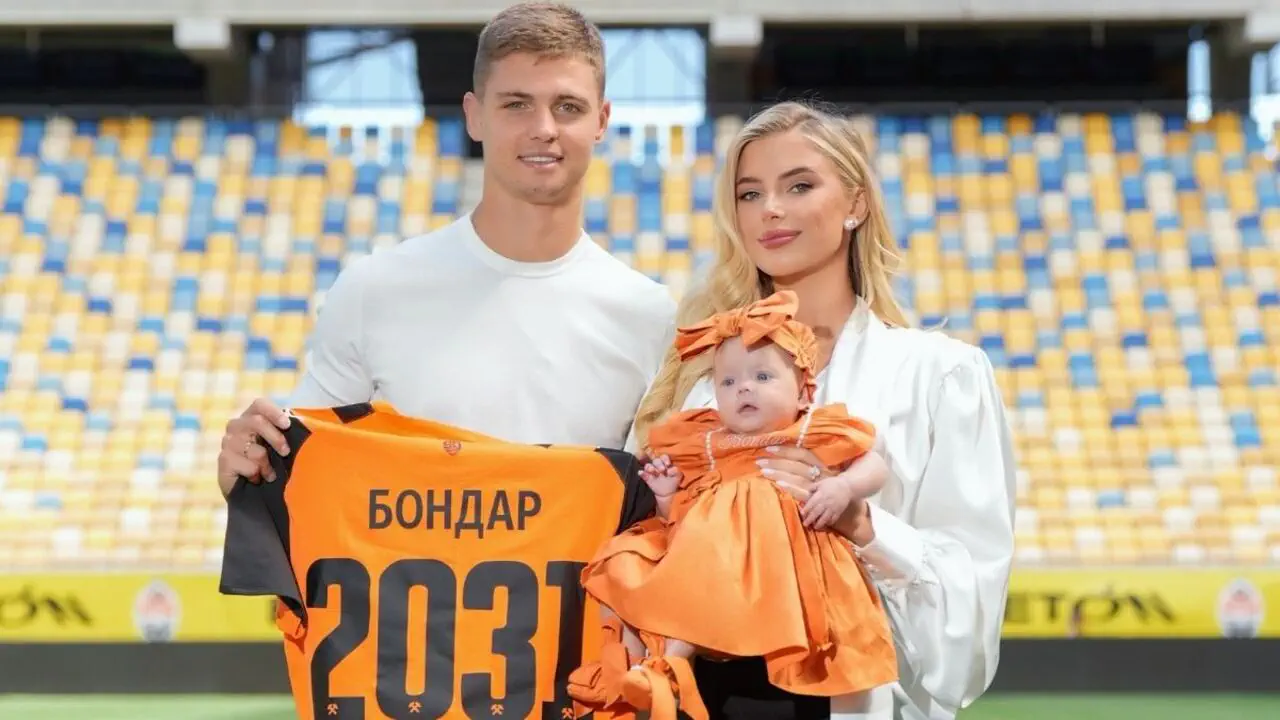 Валерий Бондарь с женой и дочкой