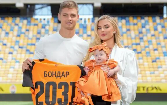 Валерий Бондарь с женой и дочкой