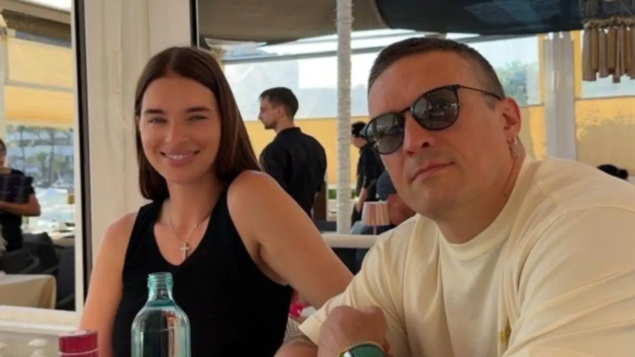 Александр Усик с женой