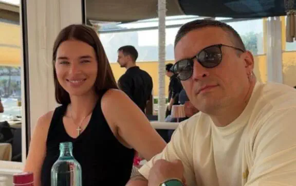 Александр Усик с женой