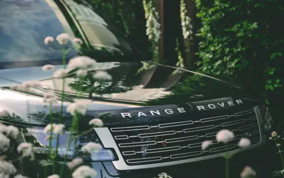 Range Rover выпустил первый электромобиль, сохранивший полную проходимость