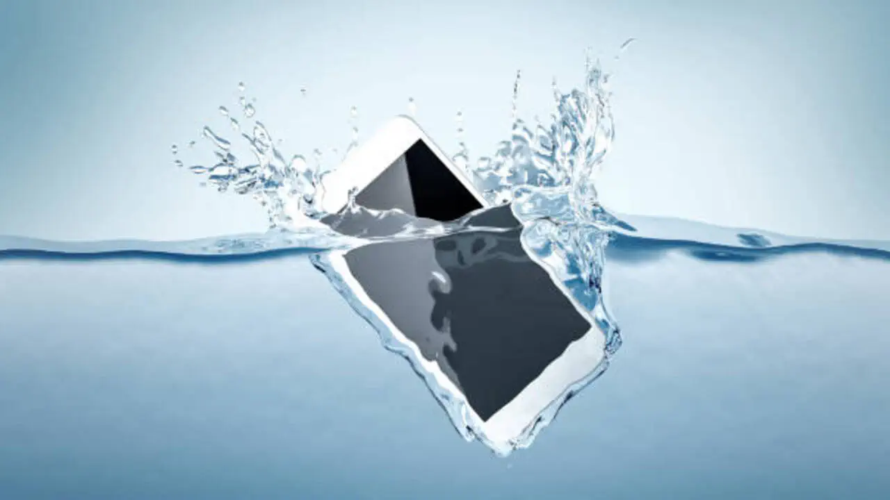 Как спасти телефон после падения в воду