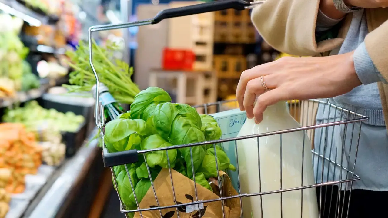 Нова хвиля подорожчання: які базові продукти коштуватимуть дорожче найближчим часом