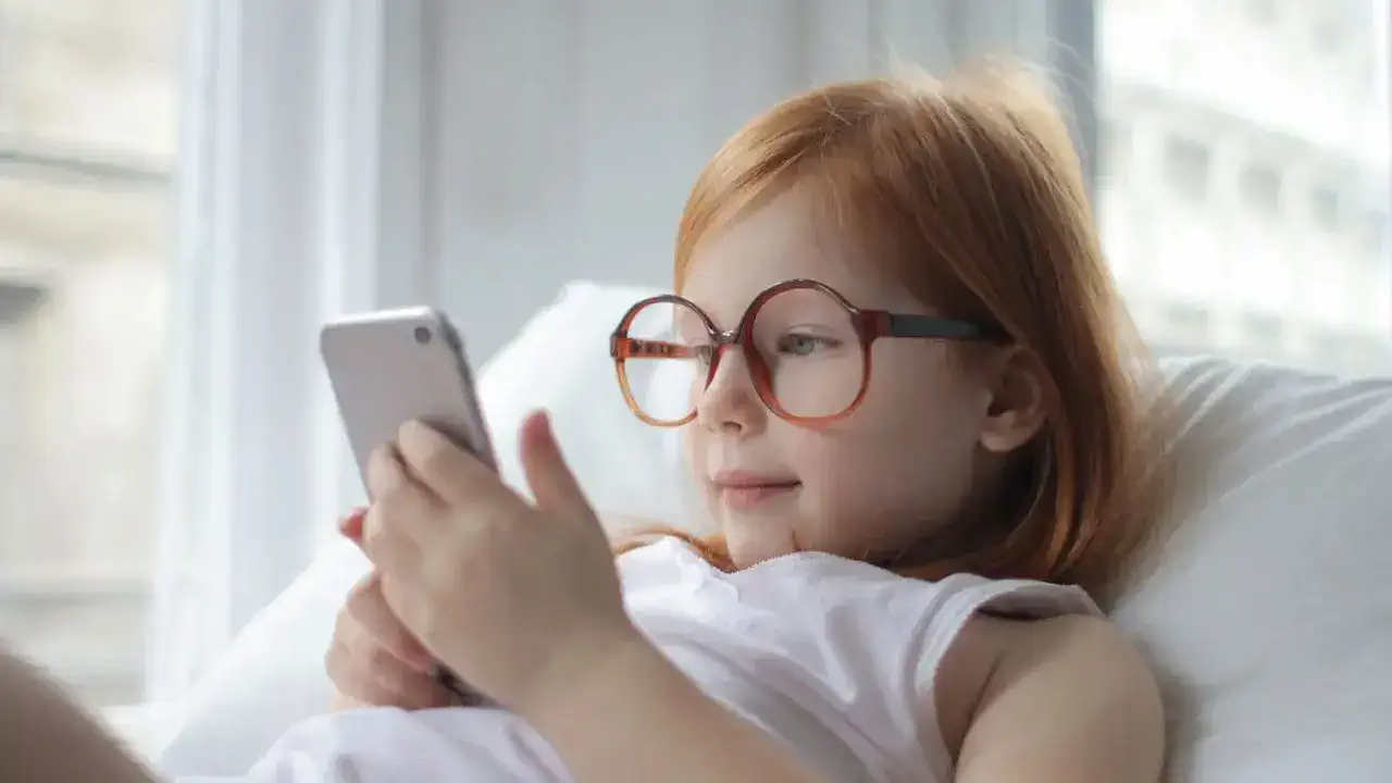 Британія зобов'яже Apple та Google блокувати інтимні фото на смартфонах дітей