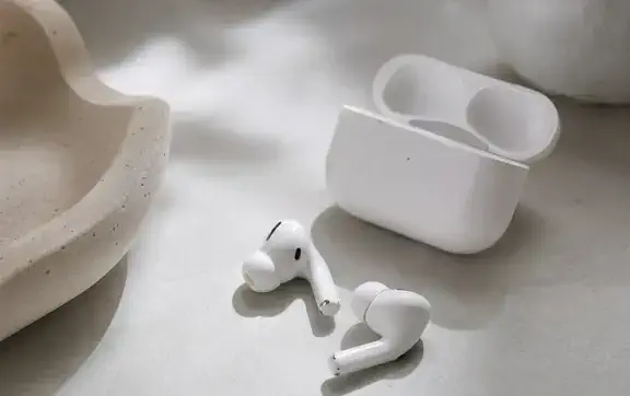 AirPods 5 получили ANC и защиту по стандарту IP57: чем новинка лучше AirPods 4