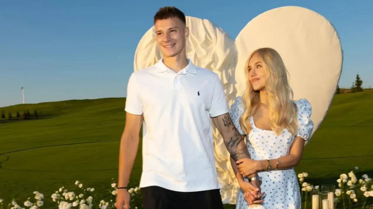 Авто, бриллианты и сотни роз. Какие подарки украинские футболисты делают любимым