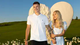 Авто, бриллианты и сотни роз. Какие подарки украинские футболисты делают любимым