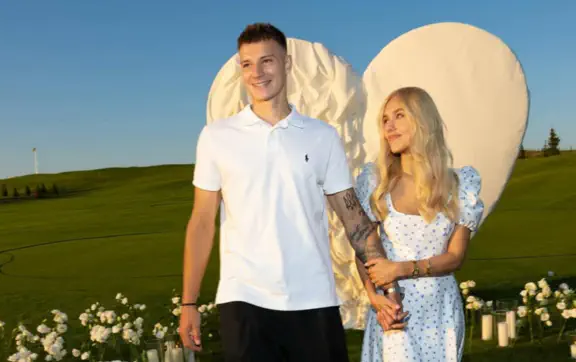 Авто, бриллианты и сотни роз. Какие подарки украинские футболисты делают любимым