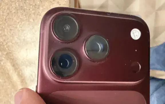 iPhone 18 Pro начал терять цвет: владельцы показали фото нового дефекта