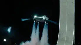 Илон Маск представил Tesla Roadster, который прыгает над автомобилями и выполняет трюки