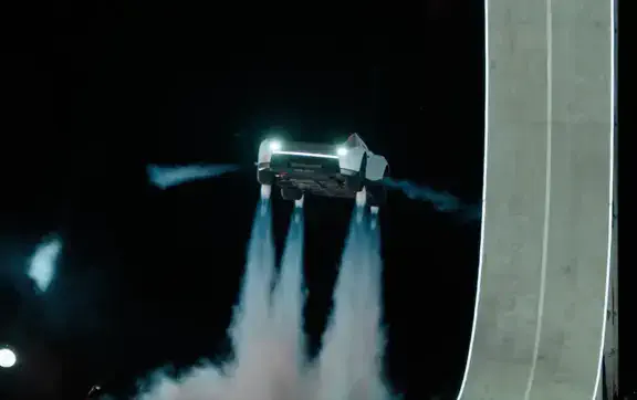 Илон Маск представил Tesla Roadster, который прыгает над автомобилями и выполняет трюки