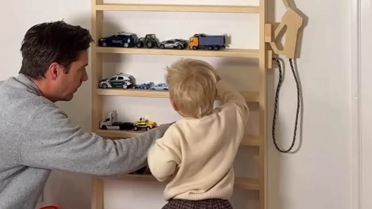 Владимир Остапчук собственноручно сделал гараж для машинок сына Тимофея (ВИДЕО)