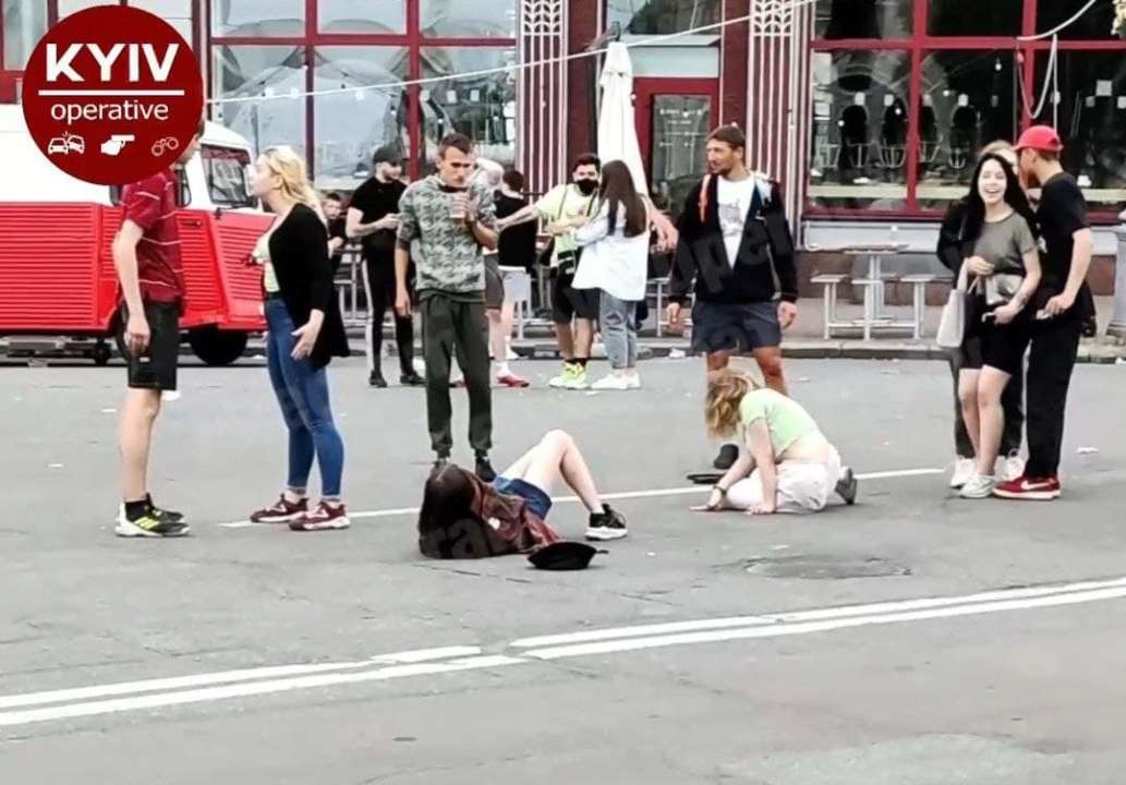 Драка юных девушек в центре Киева