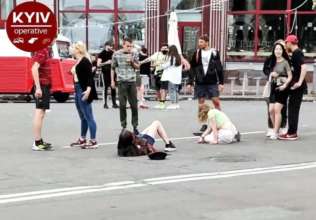 Фото: Киев оперативный Драка юных девушек в центре Киева
