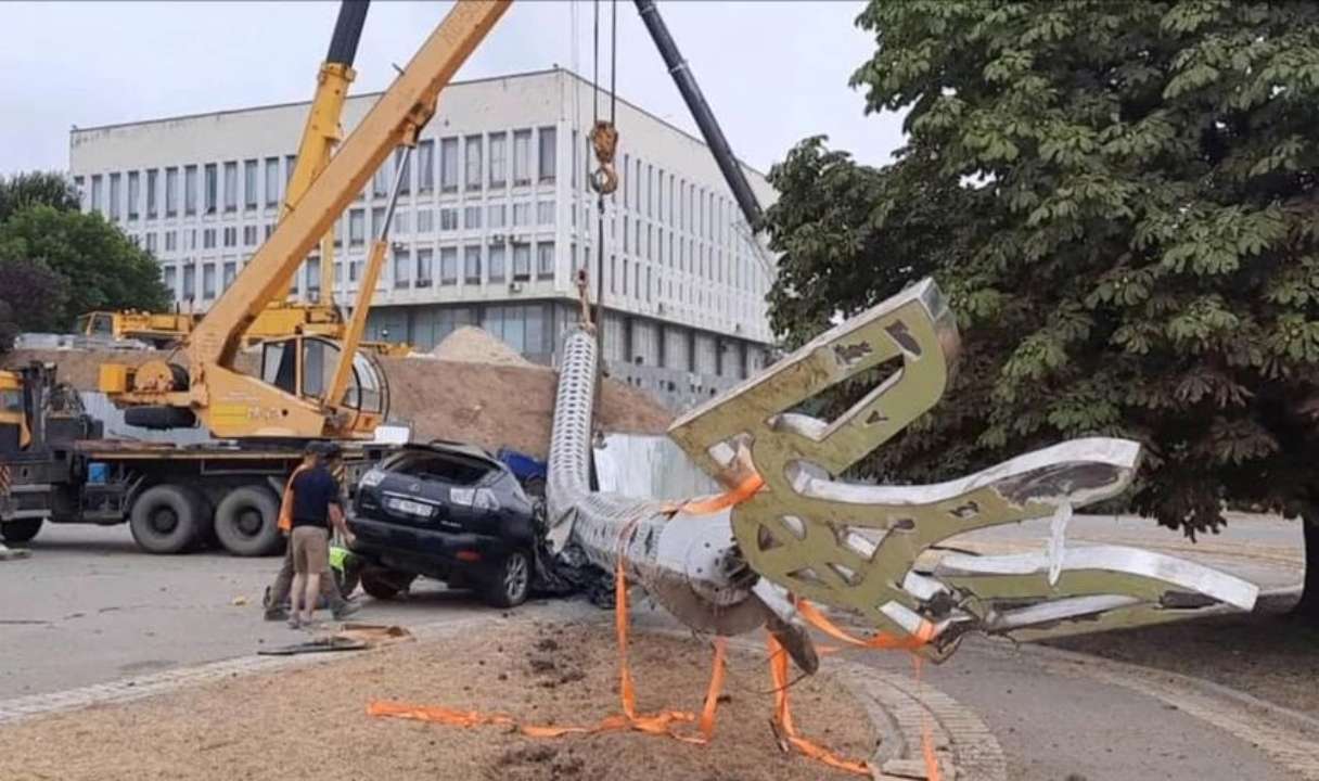 В Херсоне гигантский флагшток упал на авто чиновника, отвечавшего за его установку