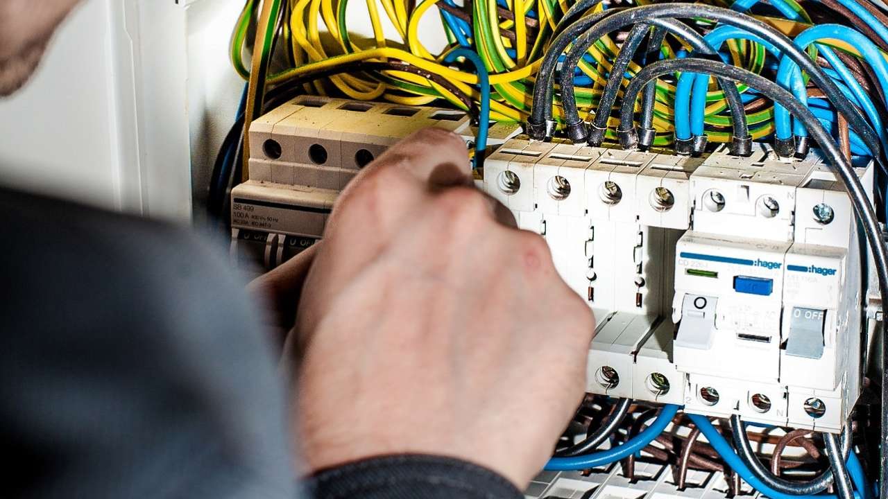Чоловік почав відстрілюватися від співробітників "Харківобленерго" / Фото: pixabay.com