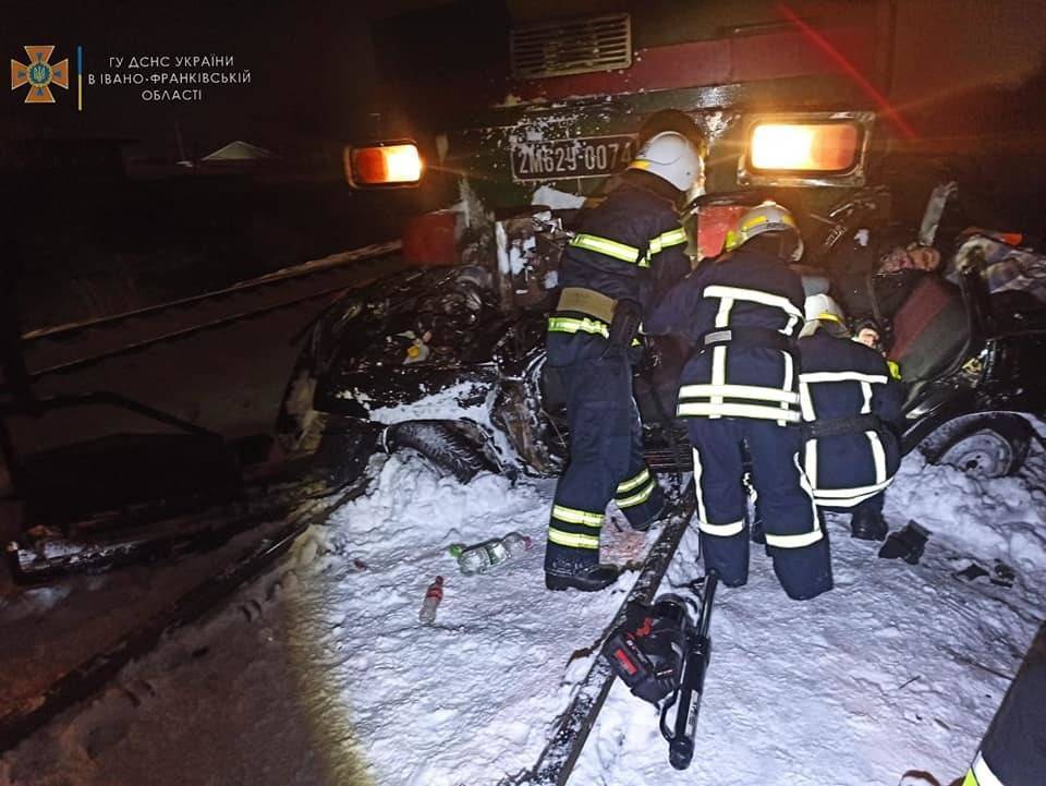 В Ивано-Франковской области поезд снес автомобиль/Фото: Facebook В Ивано-Франковской области поезд снес автомобиль