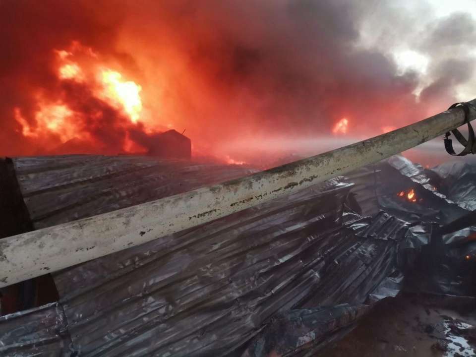 У Сумах через артобстріл загорівся склад/Фото: Дмитро Живицький Пожежа