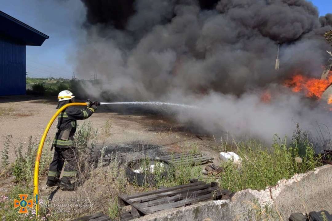 Окупанти обстріляли Дніпропетровщину/Фото: ДСНС України Окупанти обстріляли Дніпропетровську область зі ствольної артилерії: згорів житловий будинок
