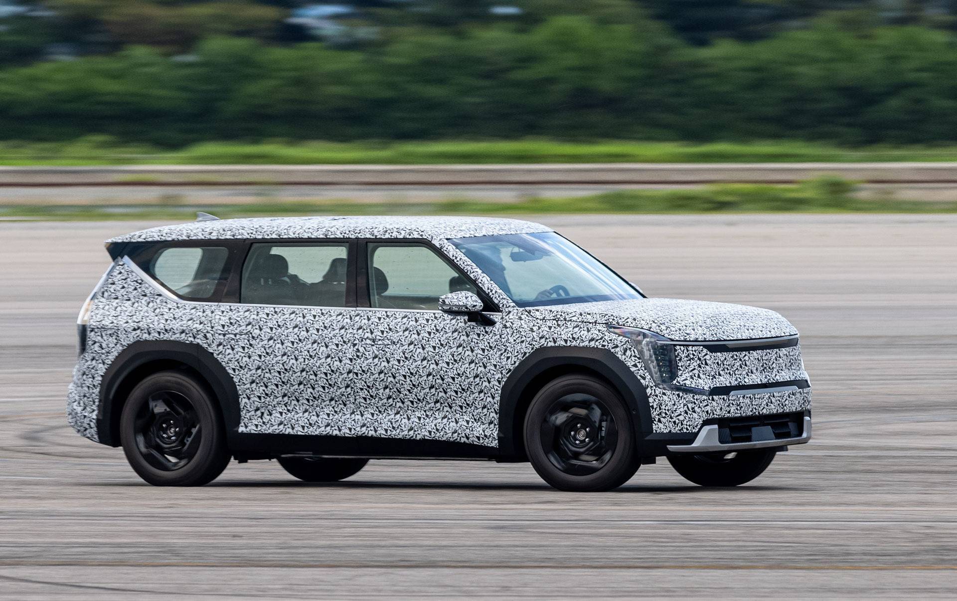 В Сети появились первые фото флагманского семиместного электрокроссовера KIA/Фото: Carscoops KIA