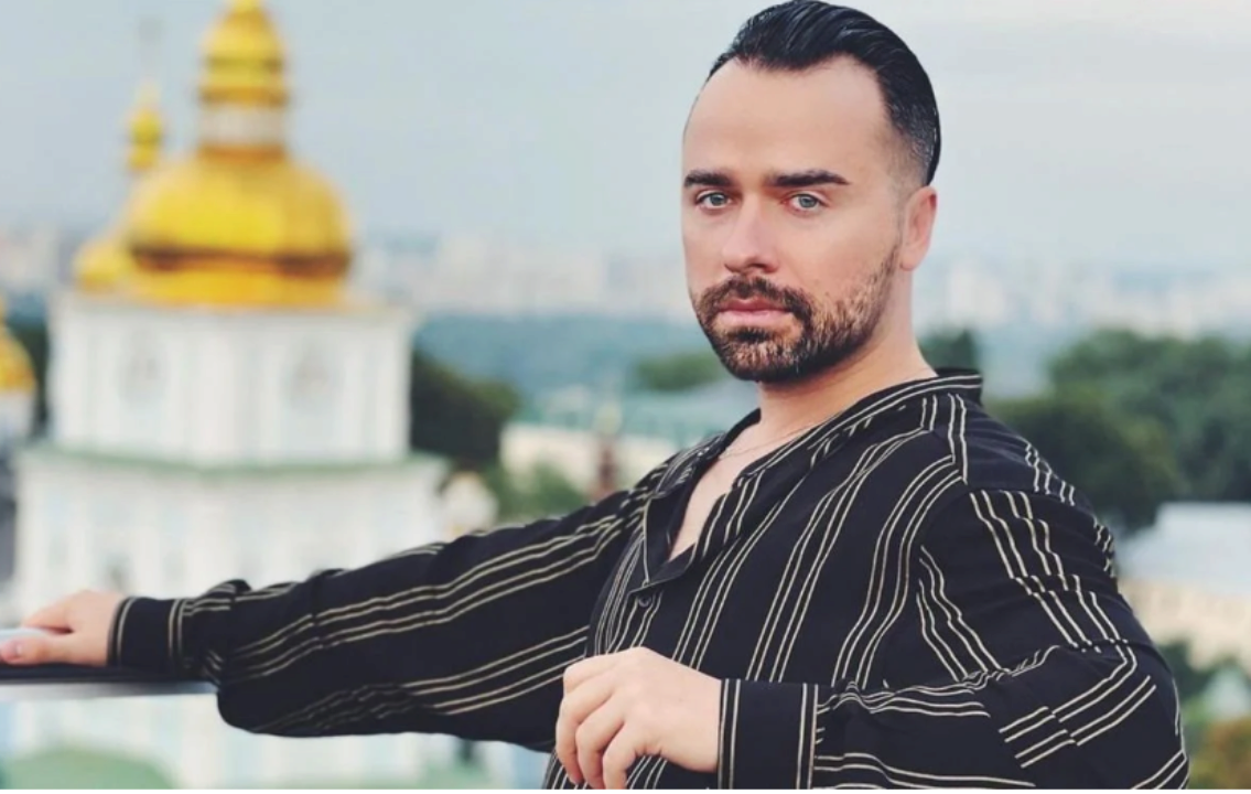 В результате ракетного удара по Киеву пострадала квартира известного экстрасенса. Фото